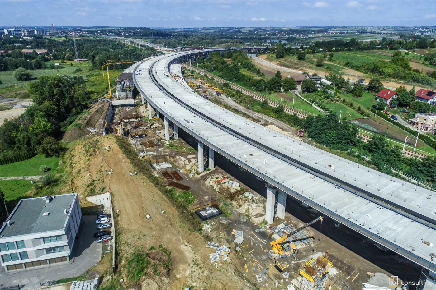 Dzieje się na węźle w Mistrzejowicach. Nasuwanie estakady w kierunku Warszawy zakończone [WIDEO]