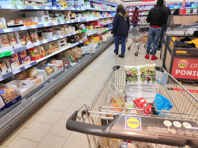 Ceny w sklepach znowu poszybowały w górę. Co podrożało najbardziej, co jeszcze podrożeje?
