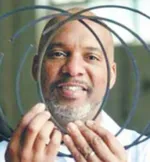 TONY LEE - przejął upadającą firmę, w której pracował, i wyprowadził ją na prostą. Spore osiągnięcie jak na człowieka bez ekonomicznego wykształcenia, który zaczynał jako sprzątacz