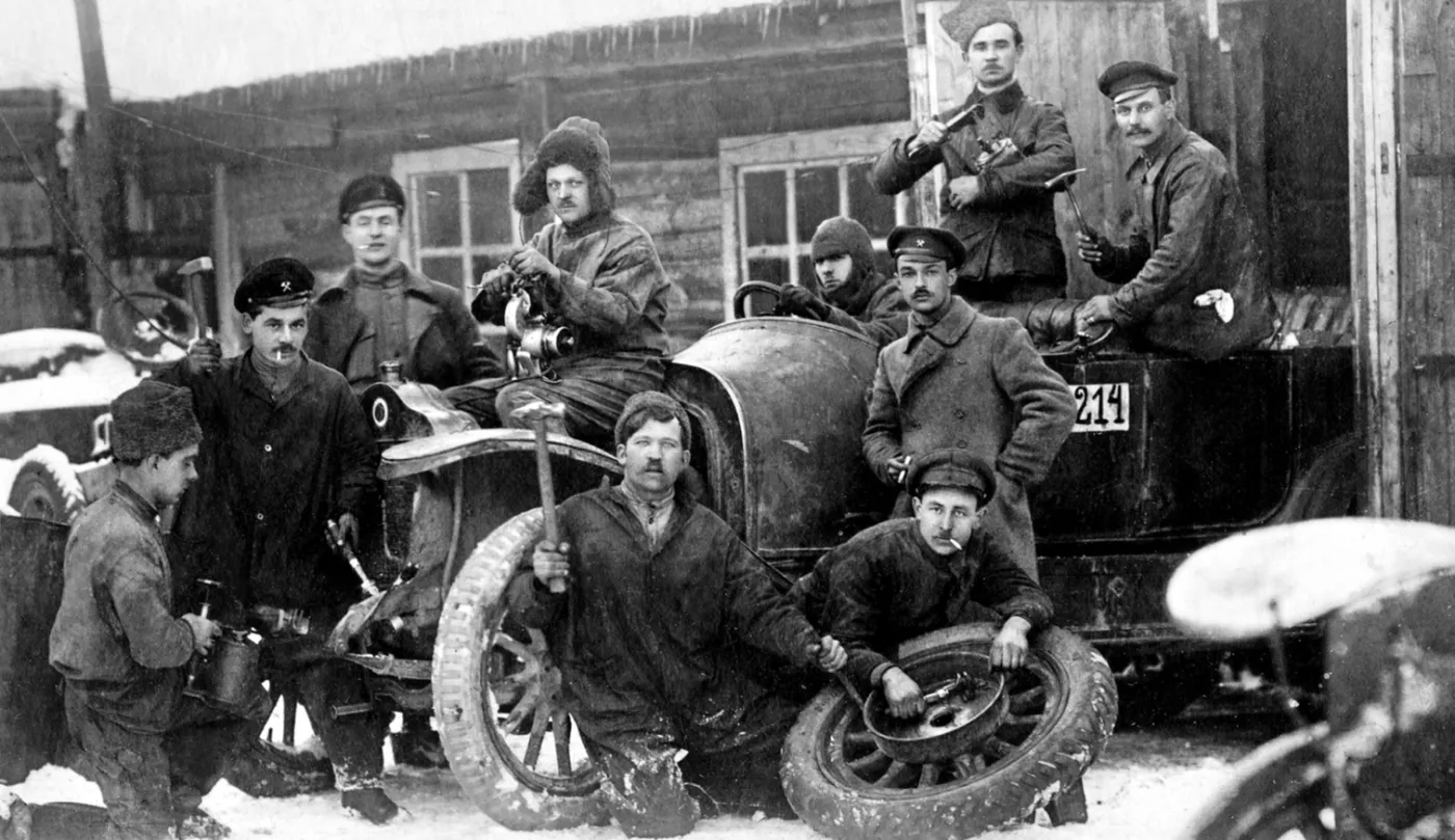 Rok 1915, Syberia. Na samochodzie w czapce uszance siedzi potomek polskich zesłańców. Wiadomo jedynie, że miał na imię Julian