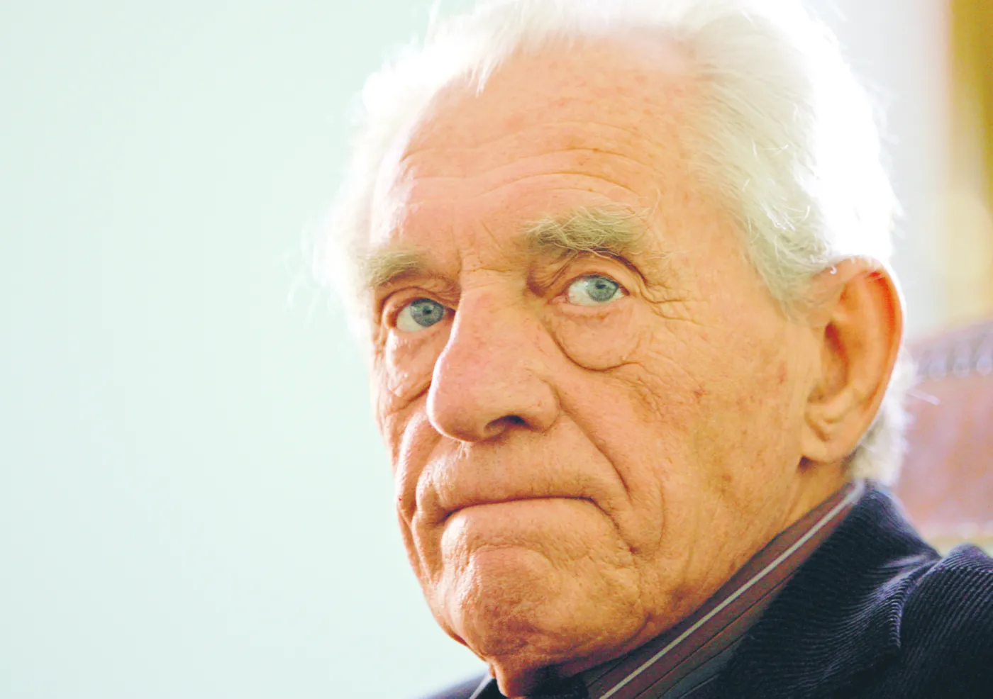 Kazimierz Łaski Jeden z najbardziej cenionych na świecie polskich ekonomistów. Urodzony w 1921 r. w Warszawie w rodzinie żydowskiej. W młodości zafascynowany komunizmem. W czasie wojny walczył w szeregach Gwardii Ludowej. Brał udział w powstaniu warszawskim. Tuż po wojnie był początkowo zaangażowany w budowę aparatu państwowego PRL-u. Potem zajął się ekonomią. Od 1953 r. wykładał na SGPiS (dziś SGH). Tam spotkał największego wówczas polskiego ekonomistę Michała Kaleckiego i pod jego wpływem zaczął nabierać coraz większego dystansu wobec ortodoksyjnego marksizmu. W 1968 r. w wyniku wydarzeń marcowych wyemigrował do Wiednia. Pracował w Austriackim Instytucie Badań Gospodarczych i na Uniwersytecie w Linzu. W latach 90. kierował Wiedeńskim Instytutem Międzynarodowych Badań nad Gospodarką (WIIW).