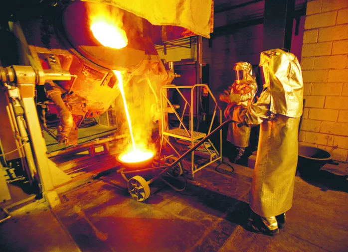 Złoty złom topi się i rafinuje, aby uzyskać czysty kruszec. Ale surowca jest dziś na rynku mało