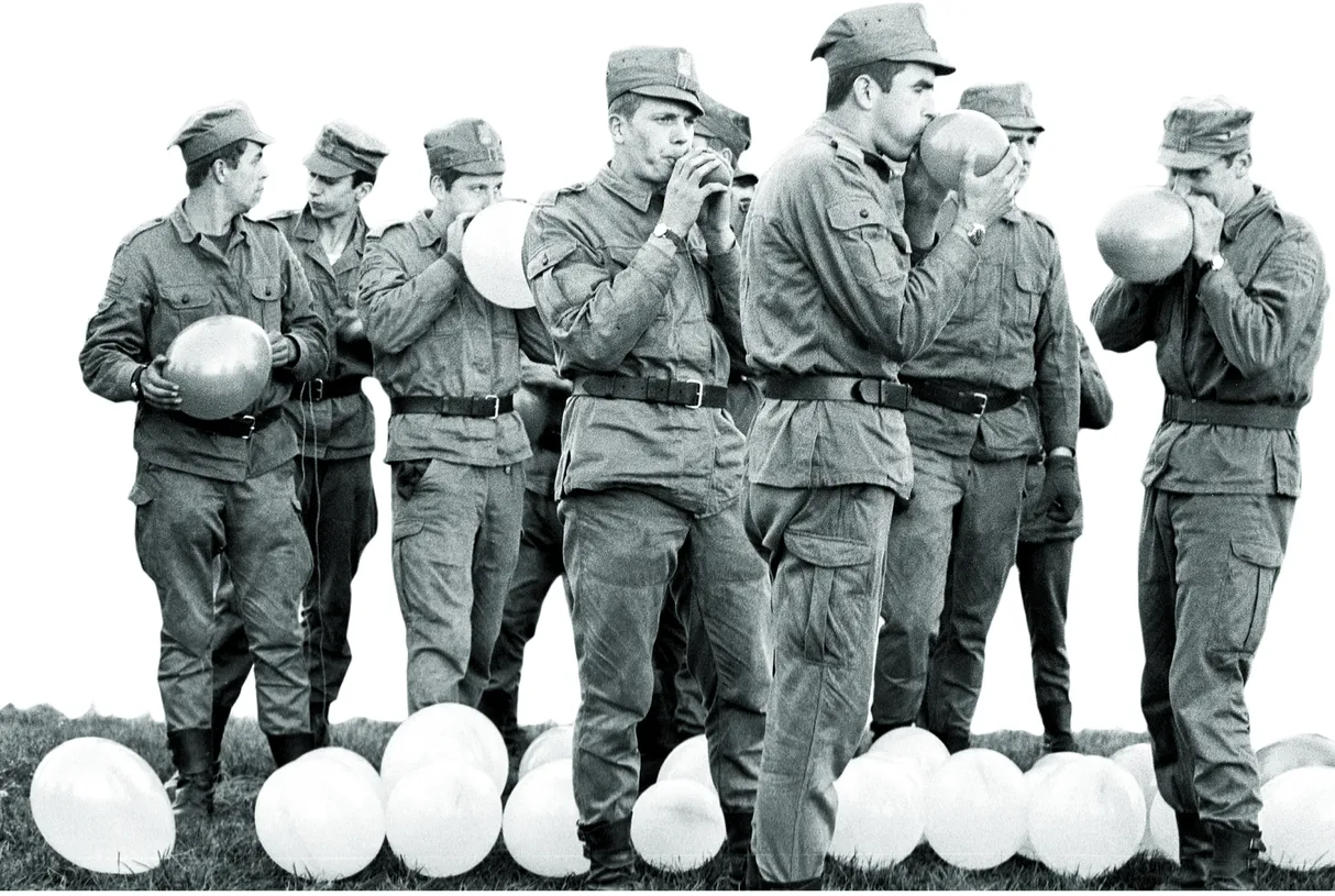 Większość żołnierzy polskiej armii pracuje za biurkiem