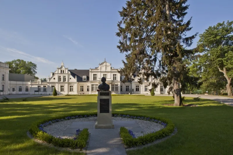 1744868-palac-romantyczny-w-turznie.jpg