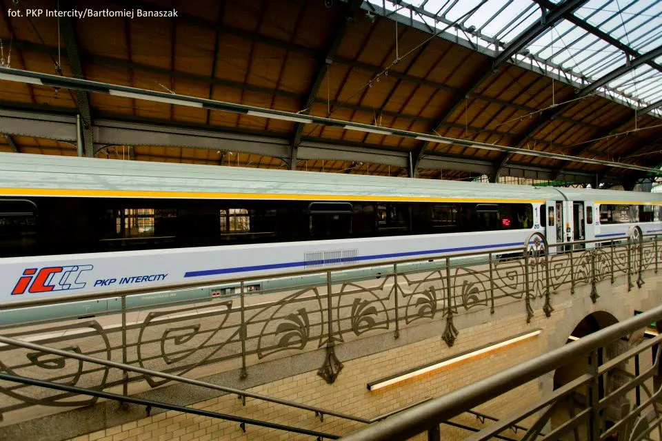 1750345-nowe-wagony-pkp-intercity-6.jpg
