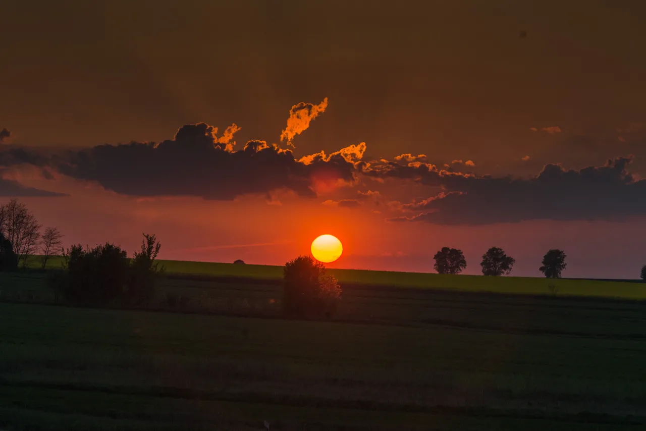 1786393-lotnisko-o-zachodzie-slonca.jpg