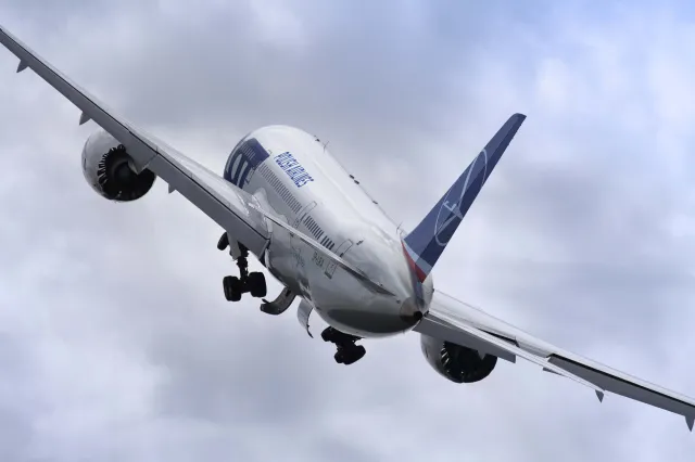 Zwolnienia w LOT: pracę straci mniej osób niż zakładano