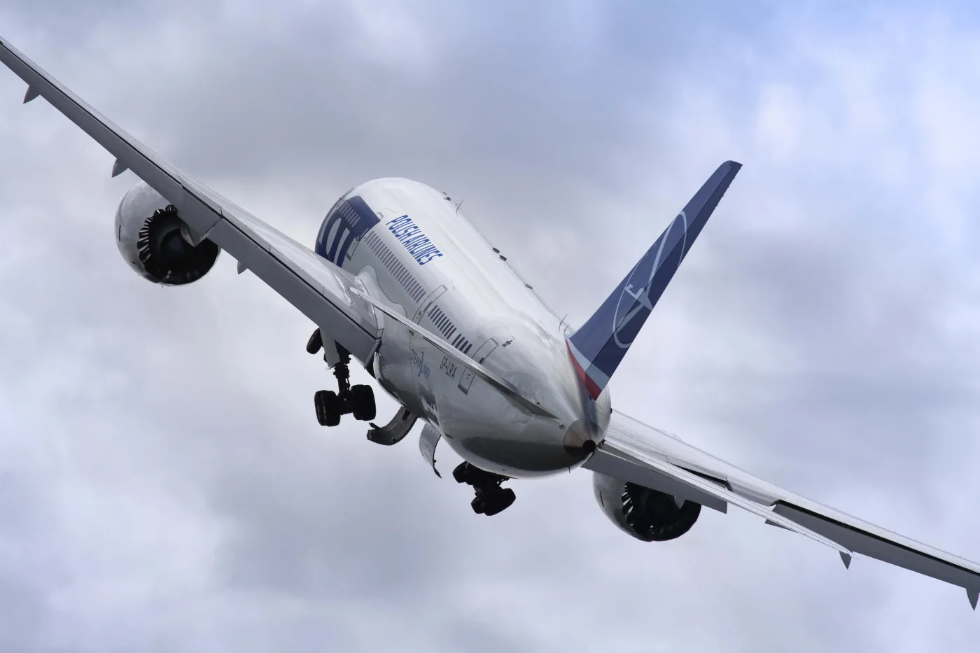 Bardzo drogi parking. Dreamliner wykona LOT do hangaru