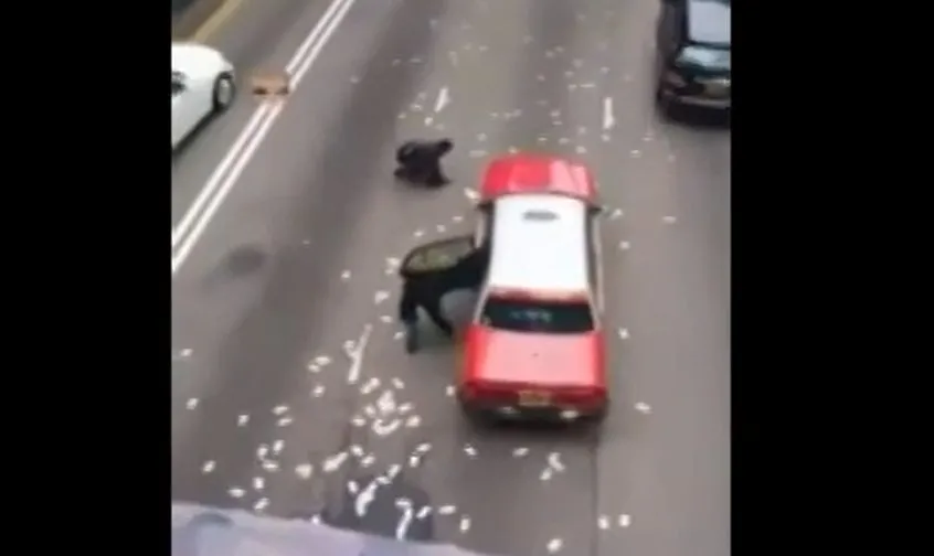 Miliony dolarów na ulicy w Hongkongu. Pieniądze wypadły z ciężarówki [WIDEO]