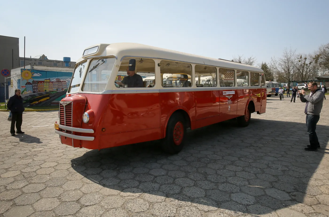 "Ogórkiem" po Warszawie. Zobacz, czym kiedyś jeździli mieszkańcy stolicy [ZDJĘCIA]