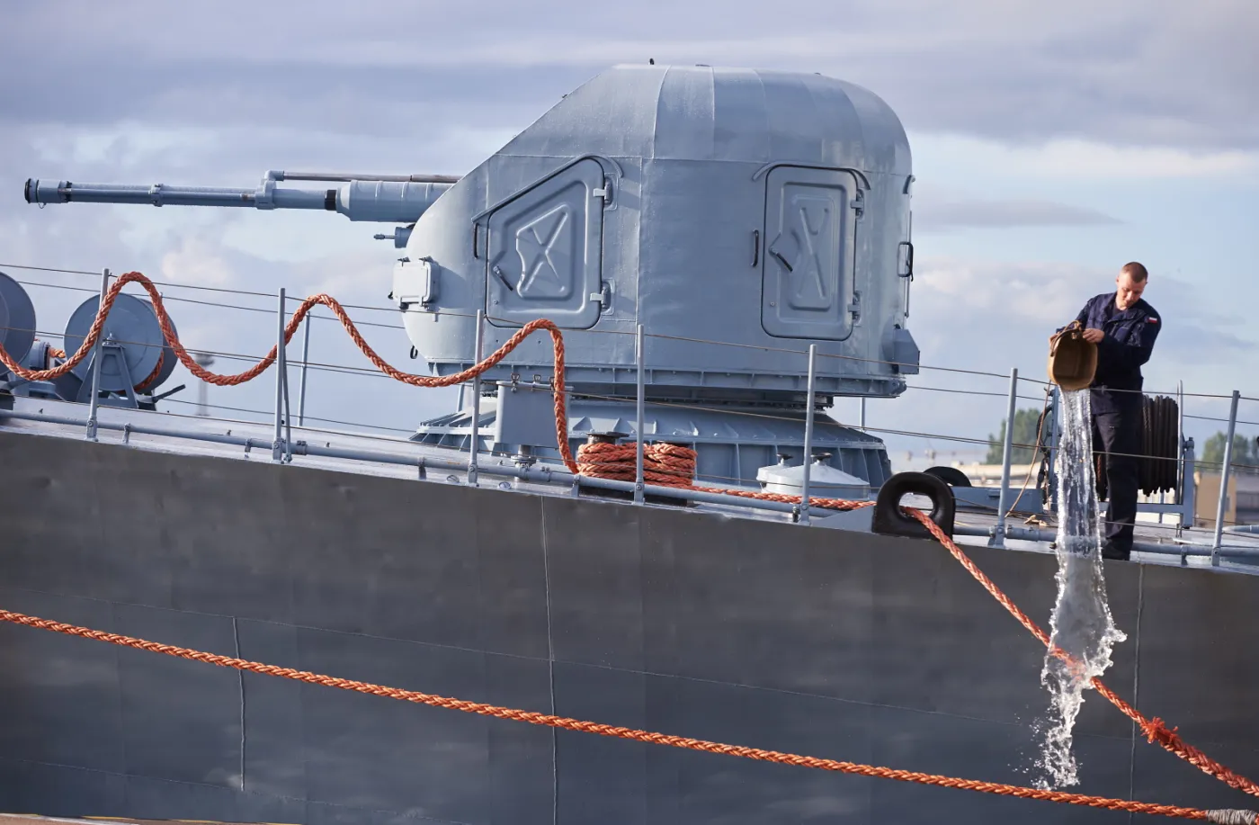 2302661-okret-orp-kaszub-wychodzi-w.jpg