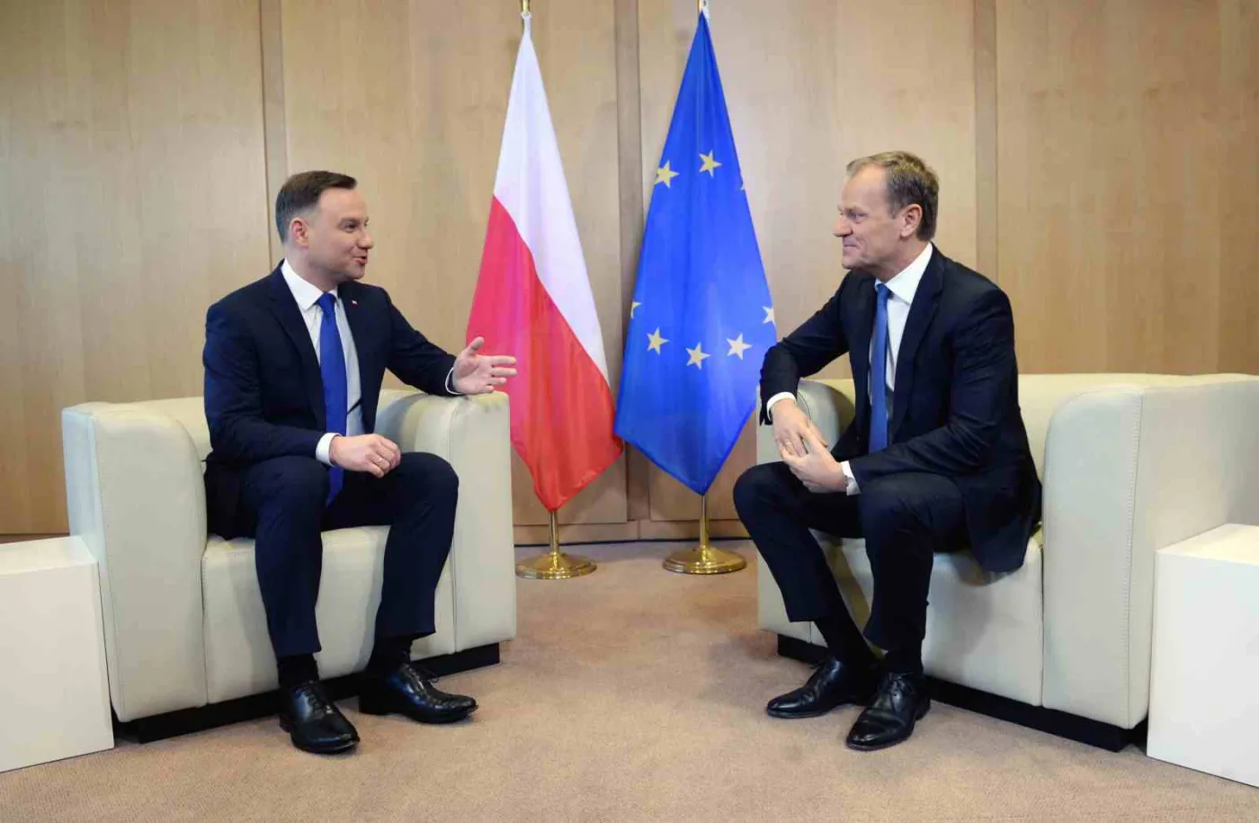 Bruksela, Belgia, 18.01.2016. Prezydent Andrzej Duda (L) i szef Rady Europejskiej Donald Tusk (P) podczas spotkania w Brukseli, 18 bm. Spotkanie dotyczy spraw europejskich, m.in. kryzysu migracyjnego, Brexitu i polityki energetycznej, w tym sprawy Nord Stream 2. (ukit) PAP/Jacek Turczyk 