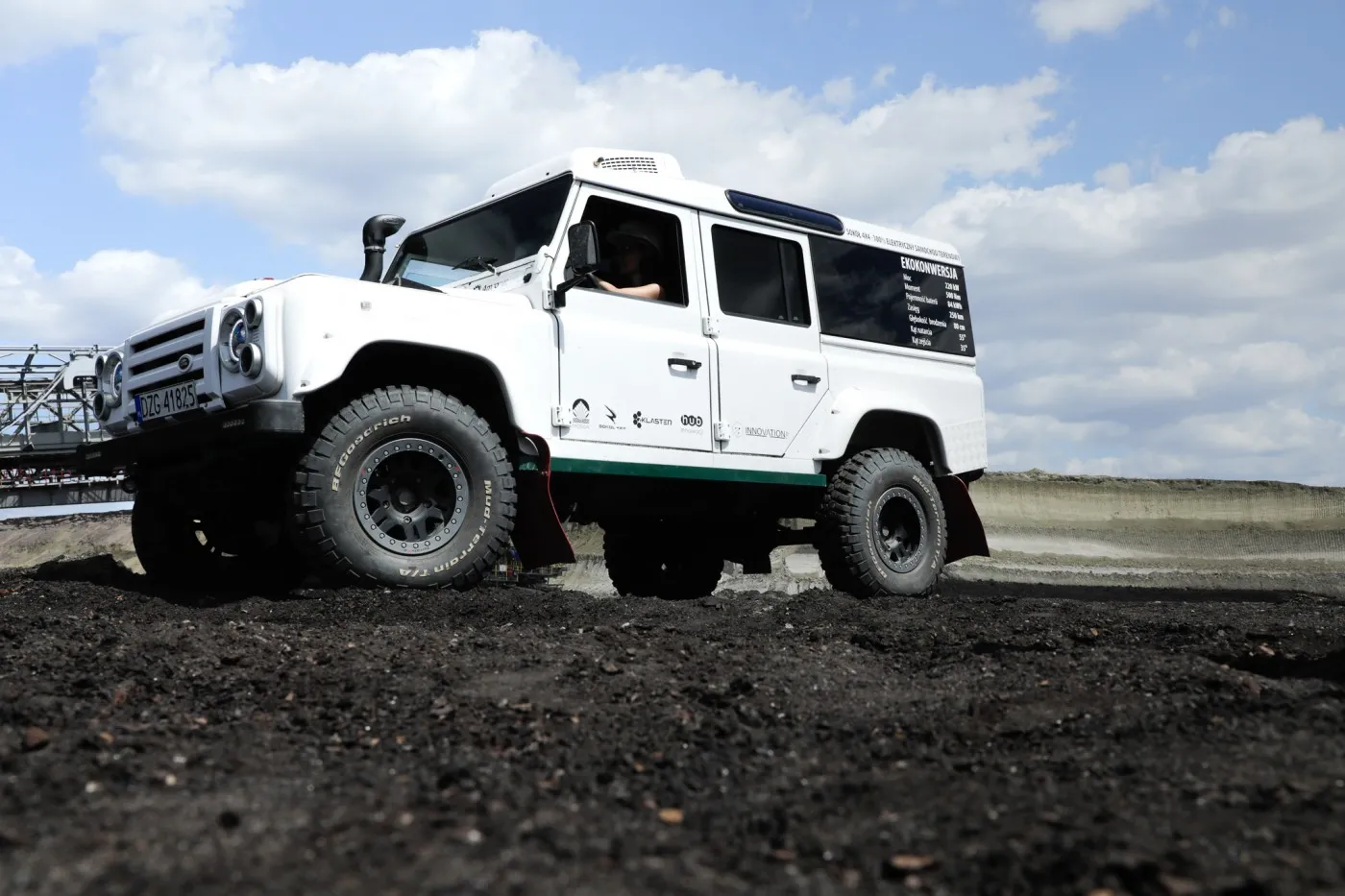 Elektryczny samochód terenowy w kopalni odkrywkowej. PGE GiEK prowadzi testy Sokoła 4x4