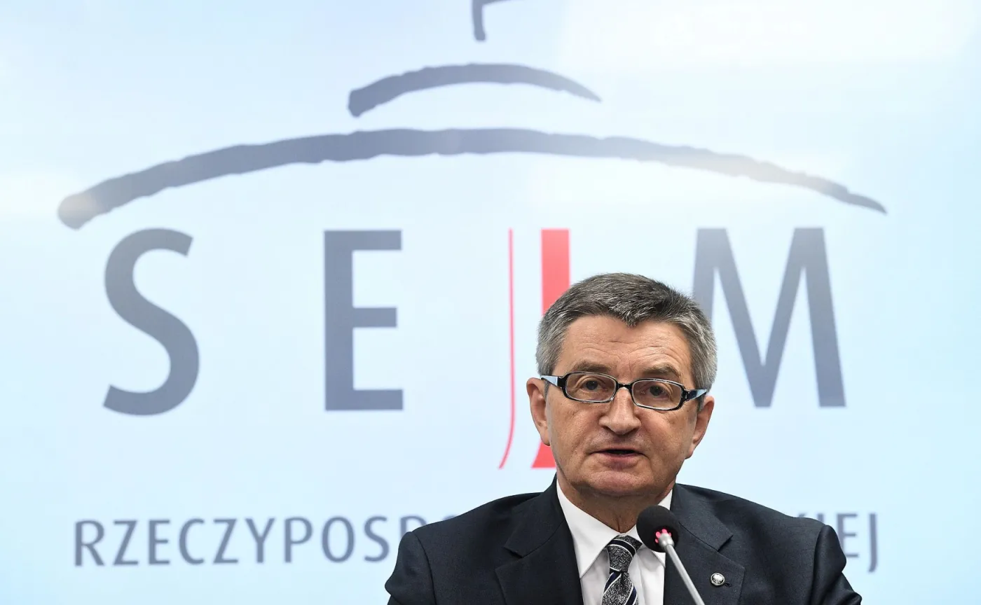 Kuchciński tłumaczy się z lotów. "Częste podróże wynikają z modelu pracy"