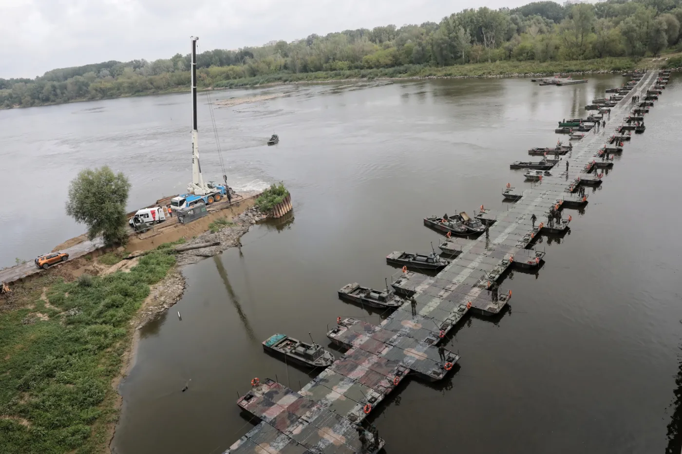 Most pontonowy przez Wisłę gotowy. Budowało go 172 żołnierzy [ZDJĘCIA]