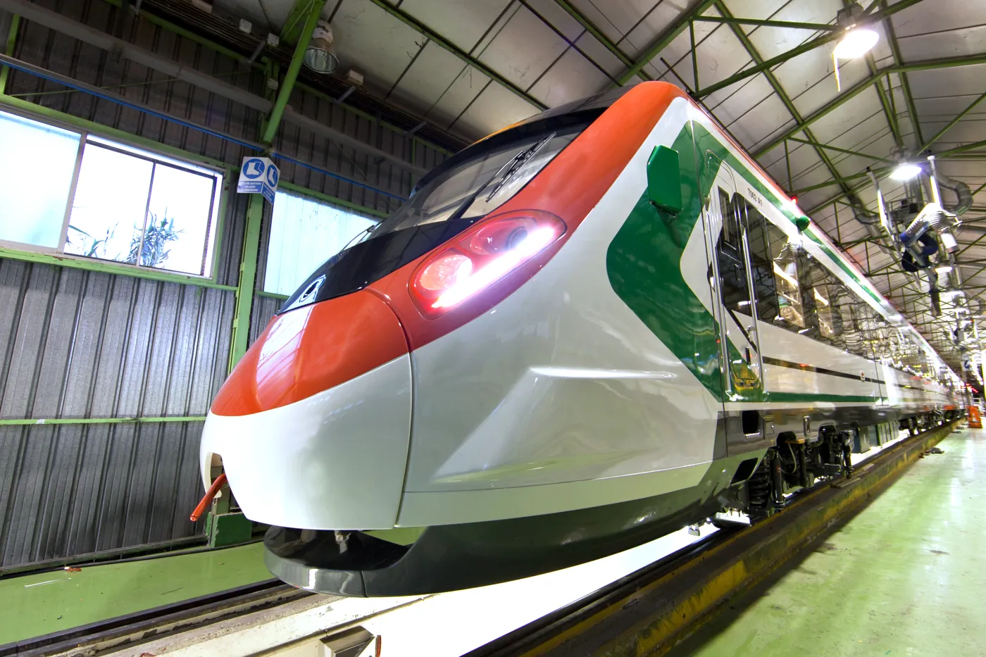 3390488-caf-commuter-train-toluca.jpg