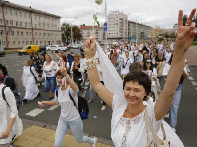 Mińsk ugiął się pod naporem protestów w kraju. Białorusini odzyskali dostęp do sieci