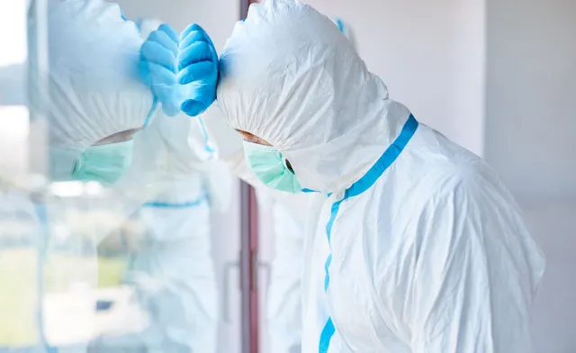 Właśnie upada system kierowania na kwarantannę, jaki znamy. Lekarze leczą i narażają pacjentów