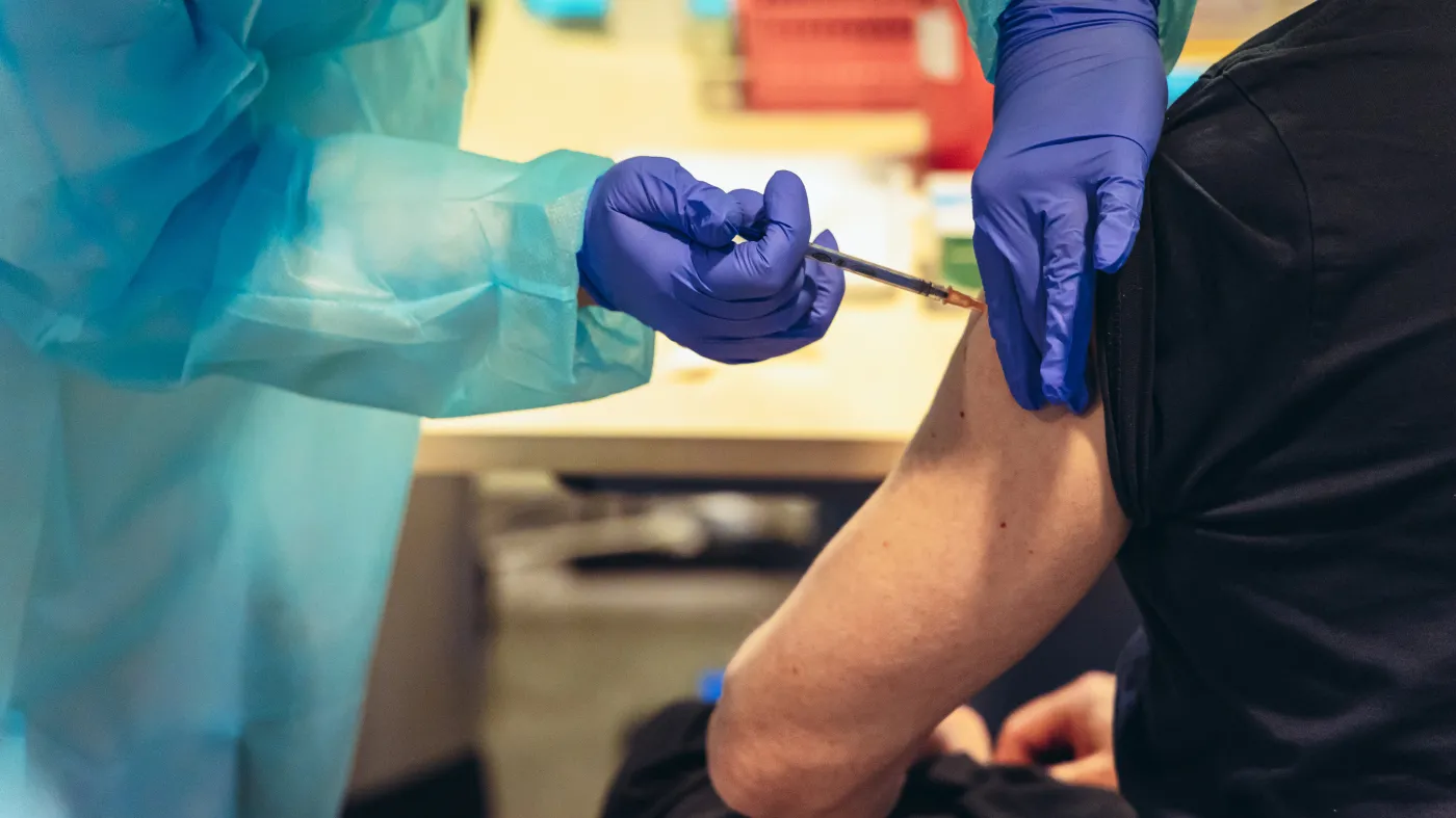 Szczepionka COVID-19 koronawirus igła