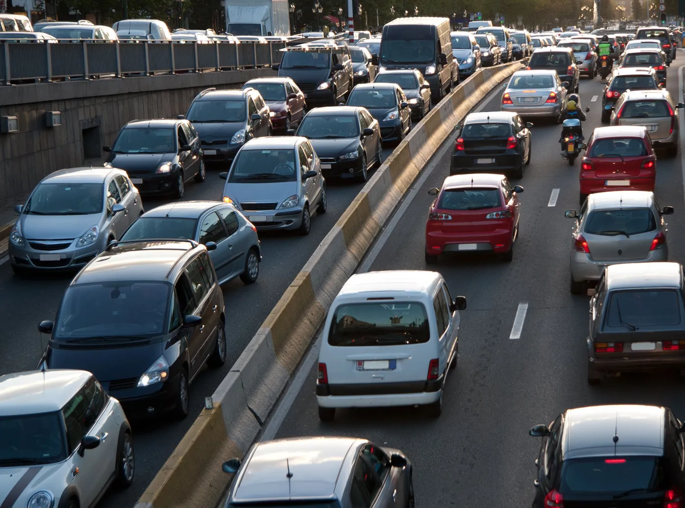 Jak na świecie dojeżdża się do pracy? Samochody wciąż rządzą