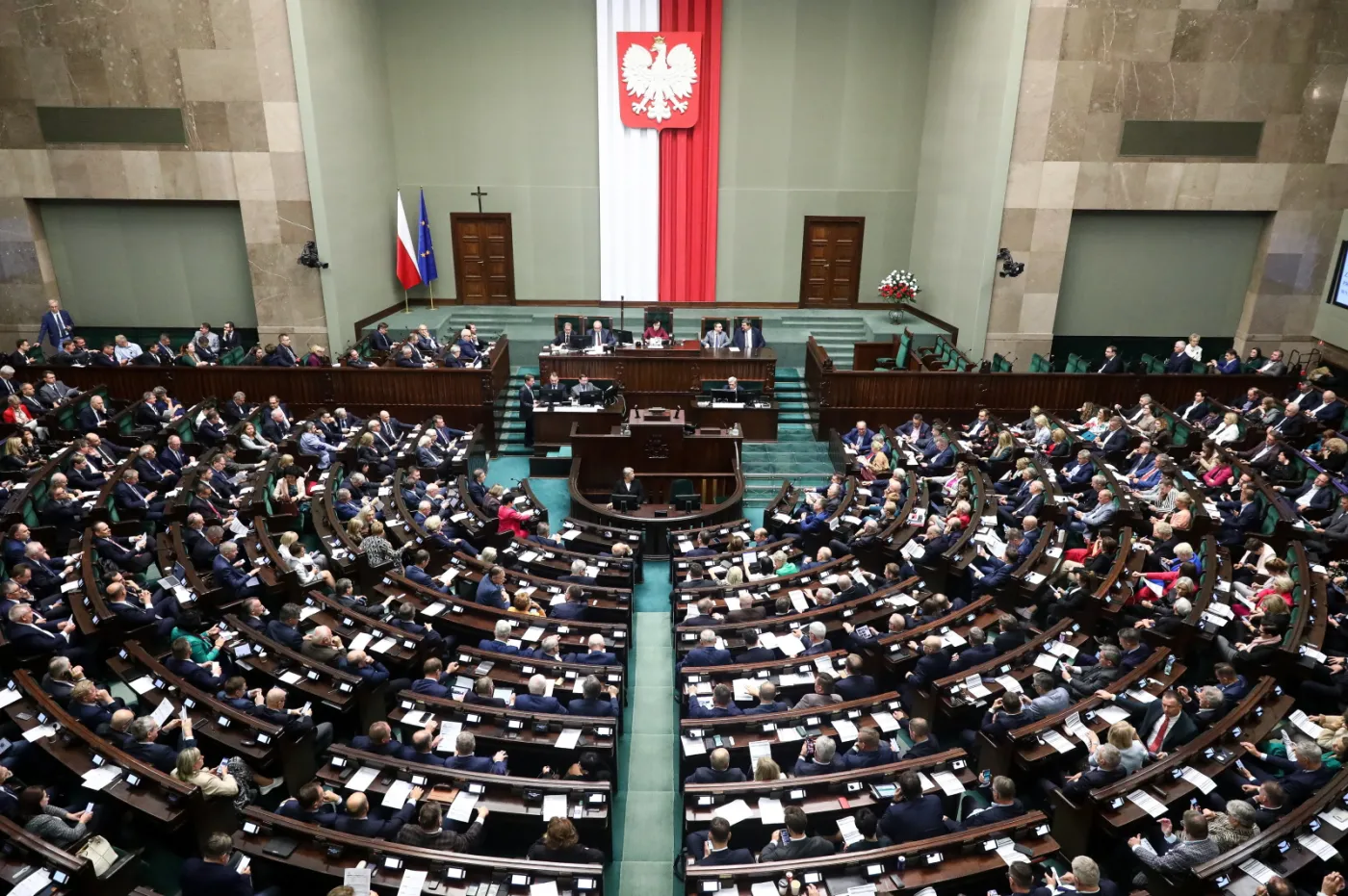 Posłowie na sali obrad Sejmu