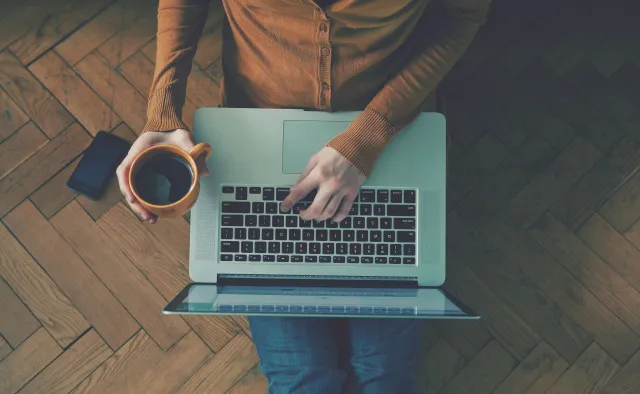 7,5 tys. dol. dodatkowych oszczędności rocznie. Jak? Wystarczy pracować hybrydowo