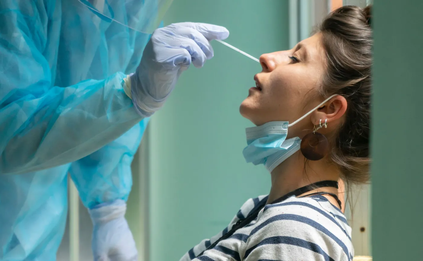 Grzesiowski: Liczba zachorowań na koronawirusa nie będzie szybko spadała