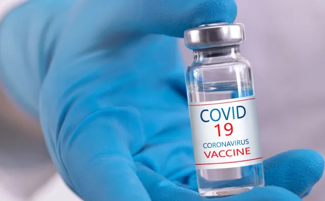 Koncern Johnson&Johnson wstrzymał badania nad szczepionka przeciwko Covid-19