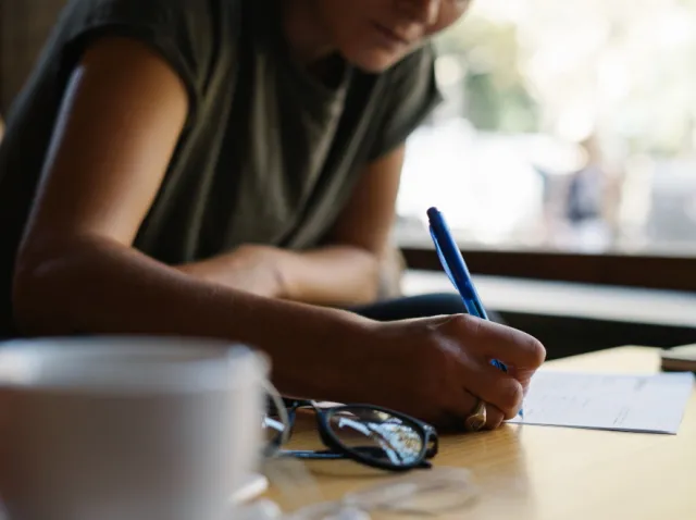 Pisanie odręczne aktywizuje mózg i wspomaga pamięć [BADANIA]