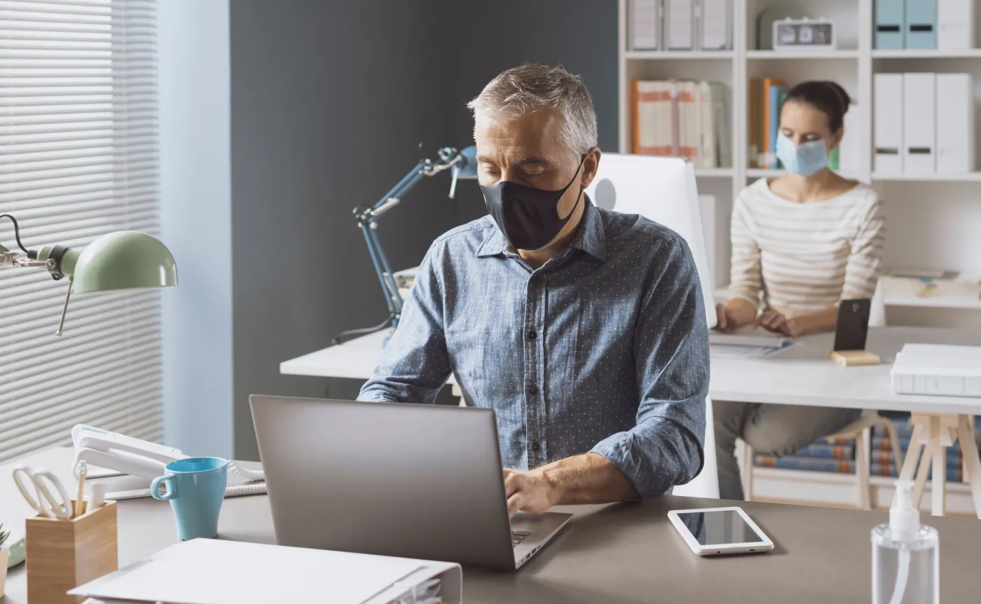 Nowe przepisy: maseczki w pracy będą obowiązkowe dla wszystkich zatrudnionych