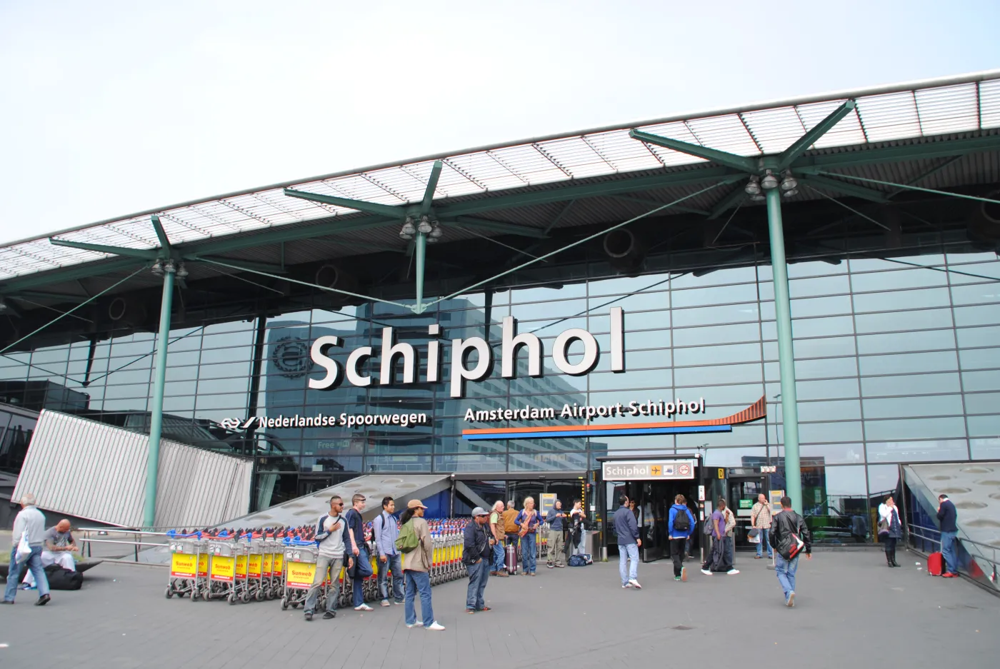 Chaos na holenderskim lotnisku Schiphol. "Nieco trudny dzień" dla pasażerów