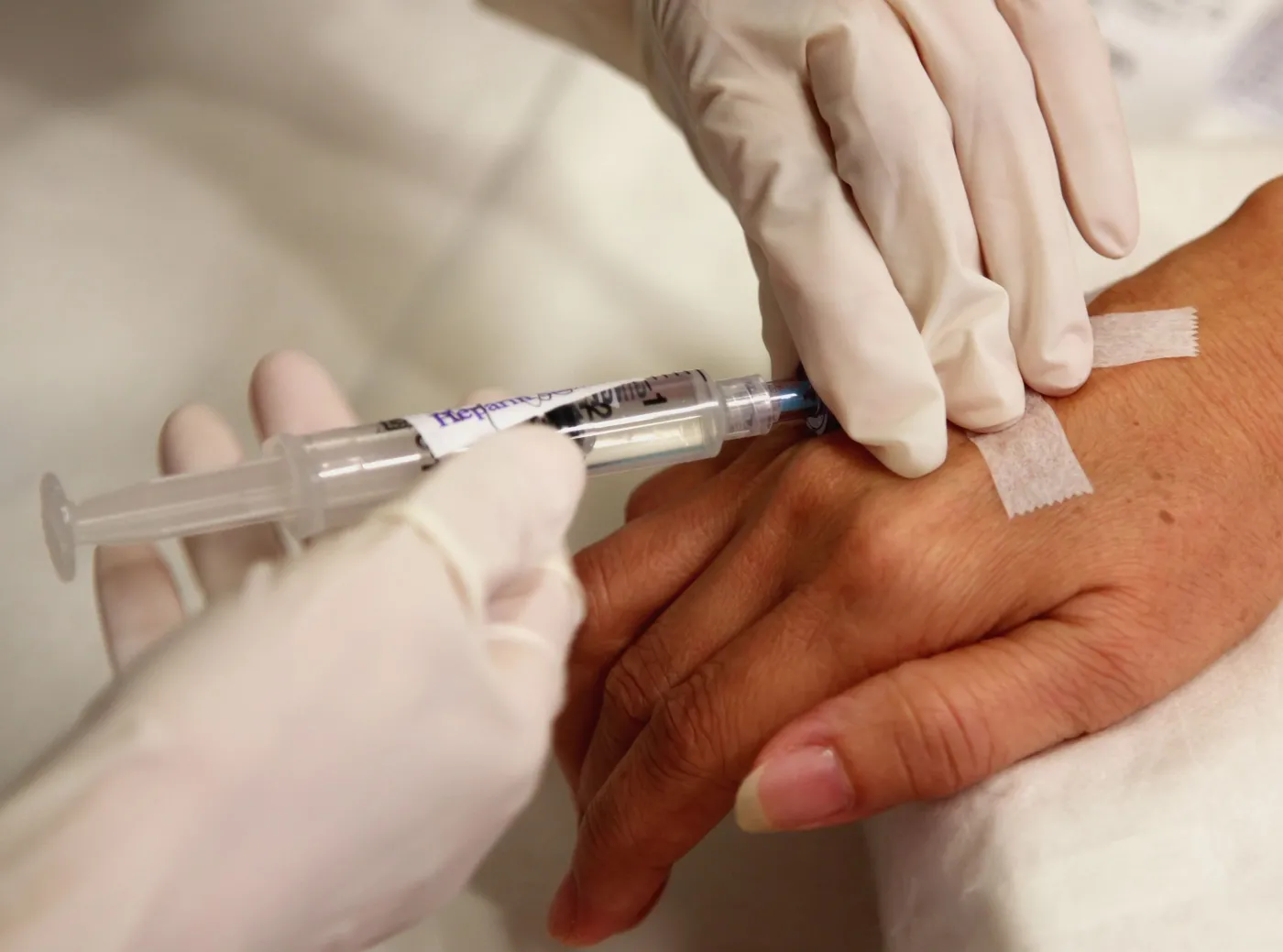 chemioterapia zastrzyk pacjent dłoń