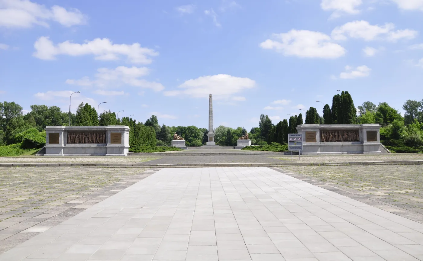 Warszawa: Siergiej Andriejew przed pomnikiem żołnierzy radzieckich. Ukrainki powitały go krzykiem