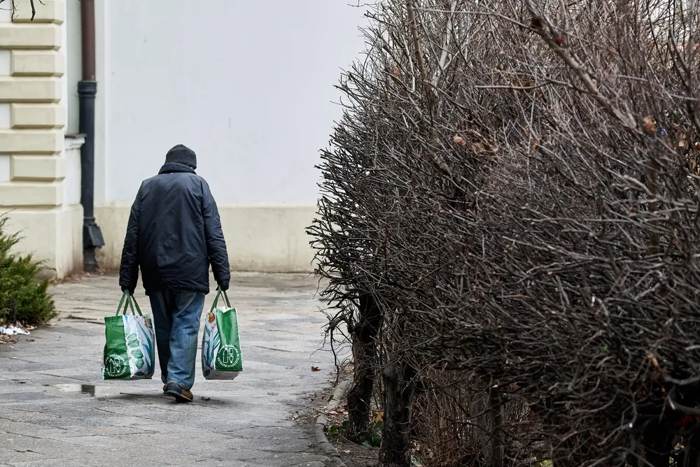 ludzie zakupy zasiłek bieda 