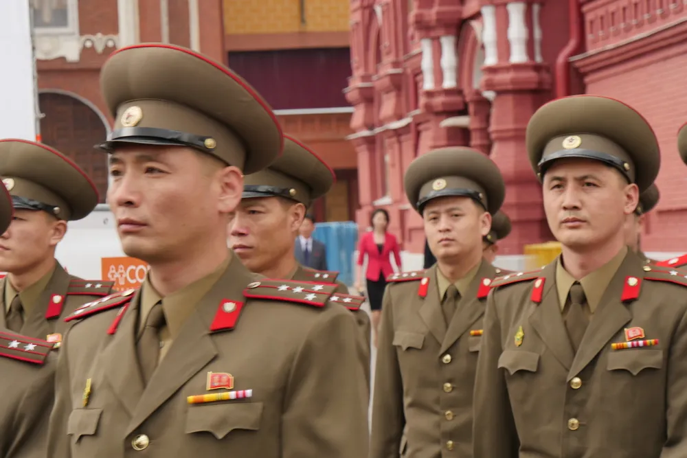 Tysiące żołnierzy z Korei Płn. szkoli się w Rosji. Wspinamy się po eskalacyjnej drabinie