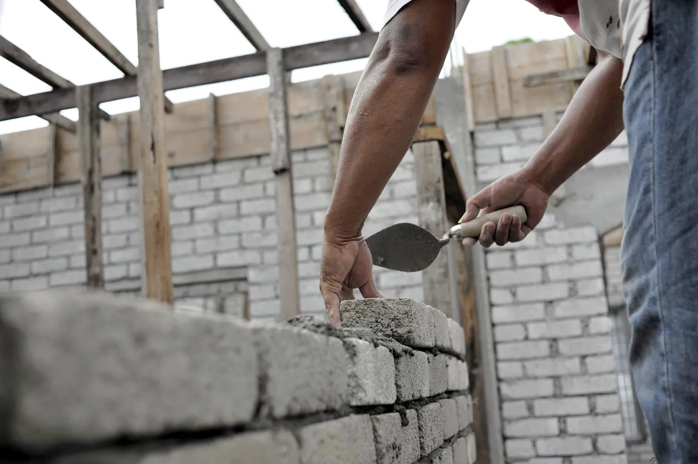 Fach w ręku na wagę złota. Tyle zarabiają rzemieślnicy [NOWE DANE]