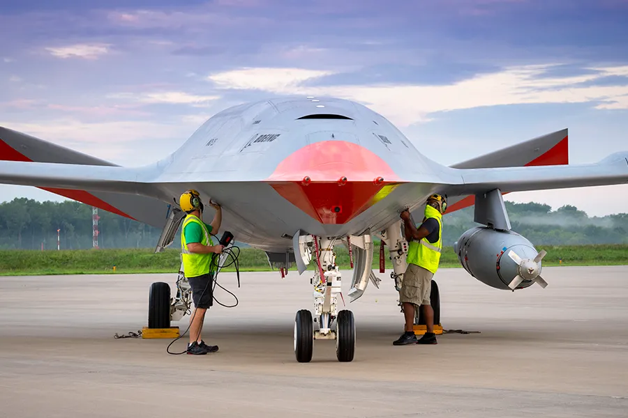 MQ-25 Stingray do najmniejszych dronów nie należy. Rozpiętość skrzydeł bezzałogowca wynosi