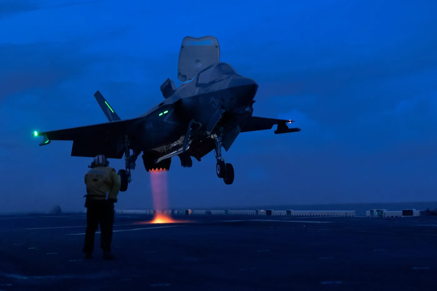 F-35B lądujący na amerykańskim okręcie desantowym USS America (LHA-6).