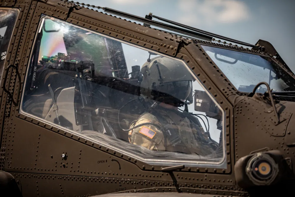 Pilota oraz operatora uzbrojenia w AH-64E chroni pancerna kabina.