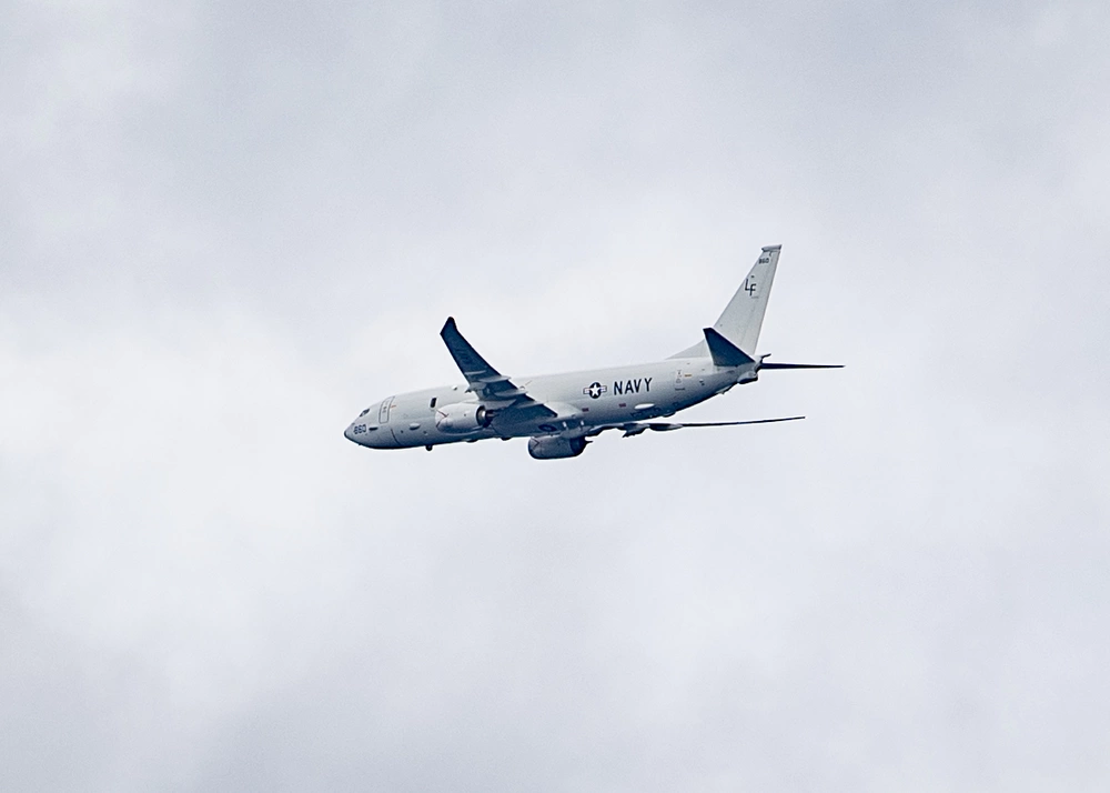 Samolot P-8 Poseidon w trakcie wykonywania zadań nad Atlantykiem.