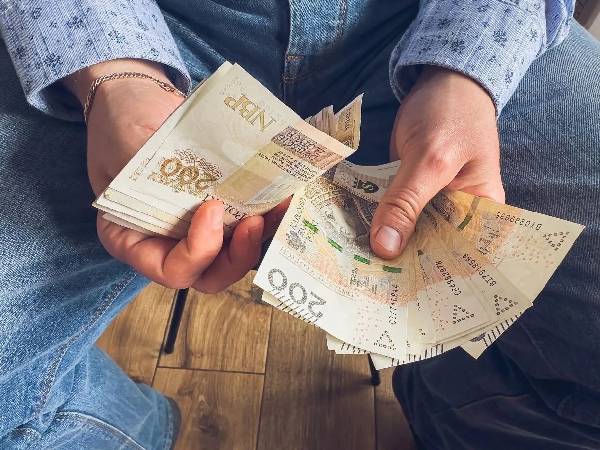 Co miesiąc najmniej 1600 złotych dla 50-latków i seniorów. Będzie rewolucyjna zmiana w przepisach?