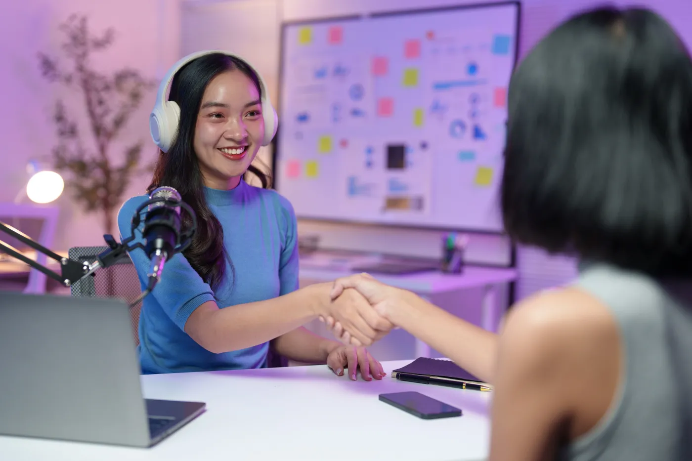 Czy czeka nas stabilny rynek pracy? Jakie specjalizacje są teraz najbardziej pożądane? Prognozy do końca roku są optymistyczne