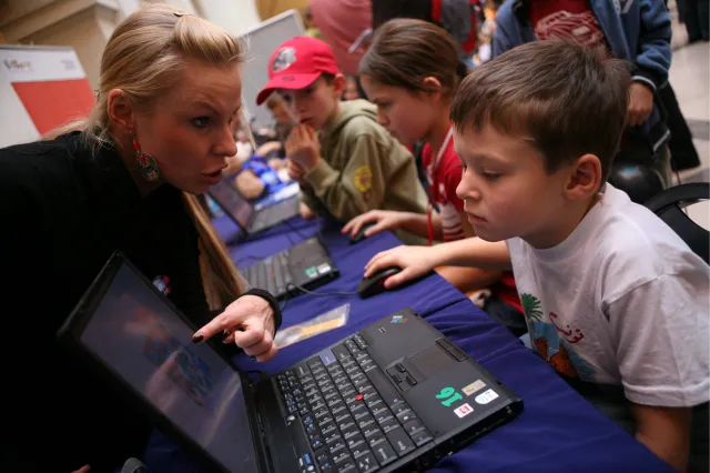 Laptopy dla czwartoklasistów. Wiemy, kiedy trafią do szkół