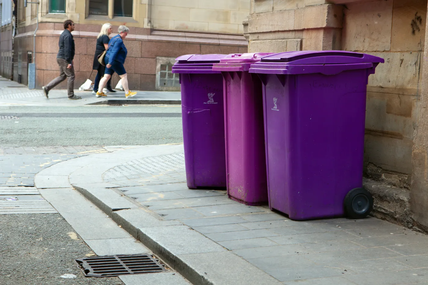 Nowy kolor pojemników na odpady od stycznia 2026. Jakie śmieci będziemy do nich wrzucać?