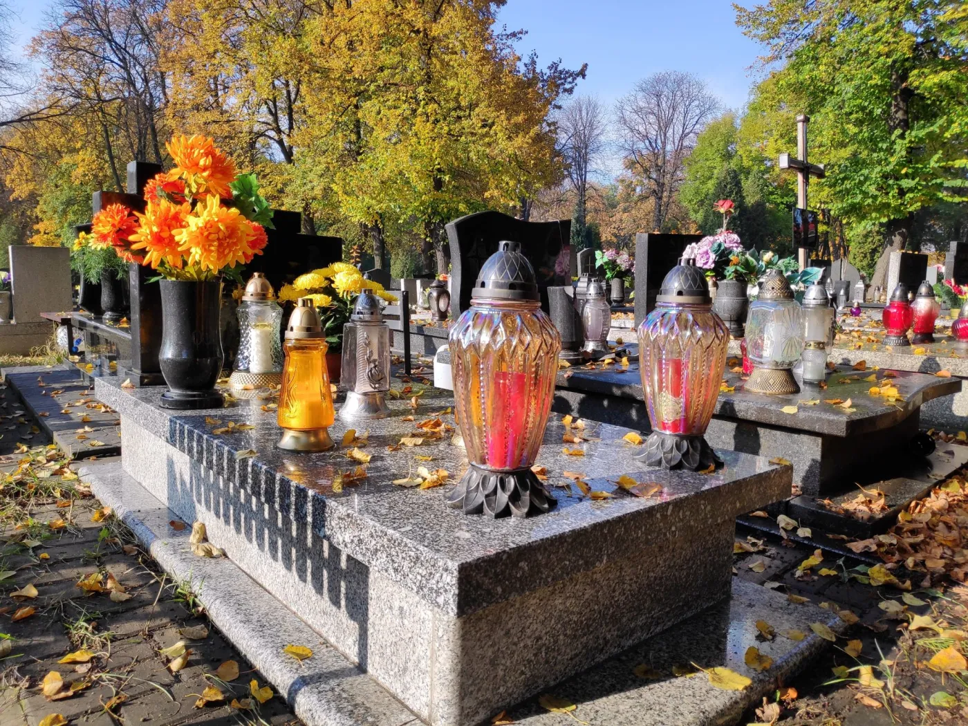Ile kosztuje miejsce na cmentarzu komunalnym i parafialnym w 2025?