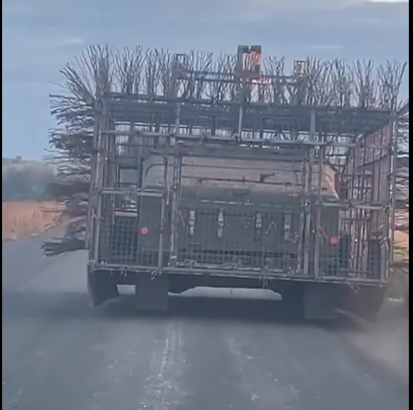 Pancerz typu "Jeż" na Hummerze.