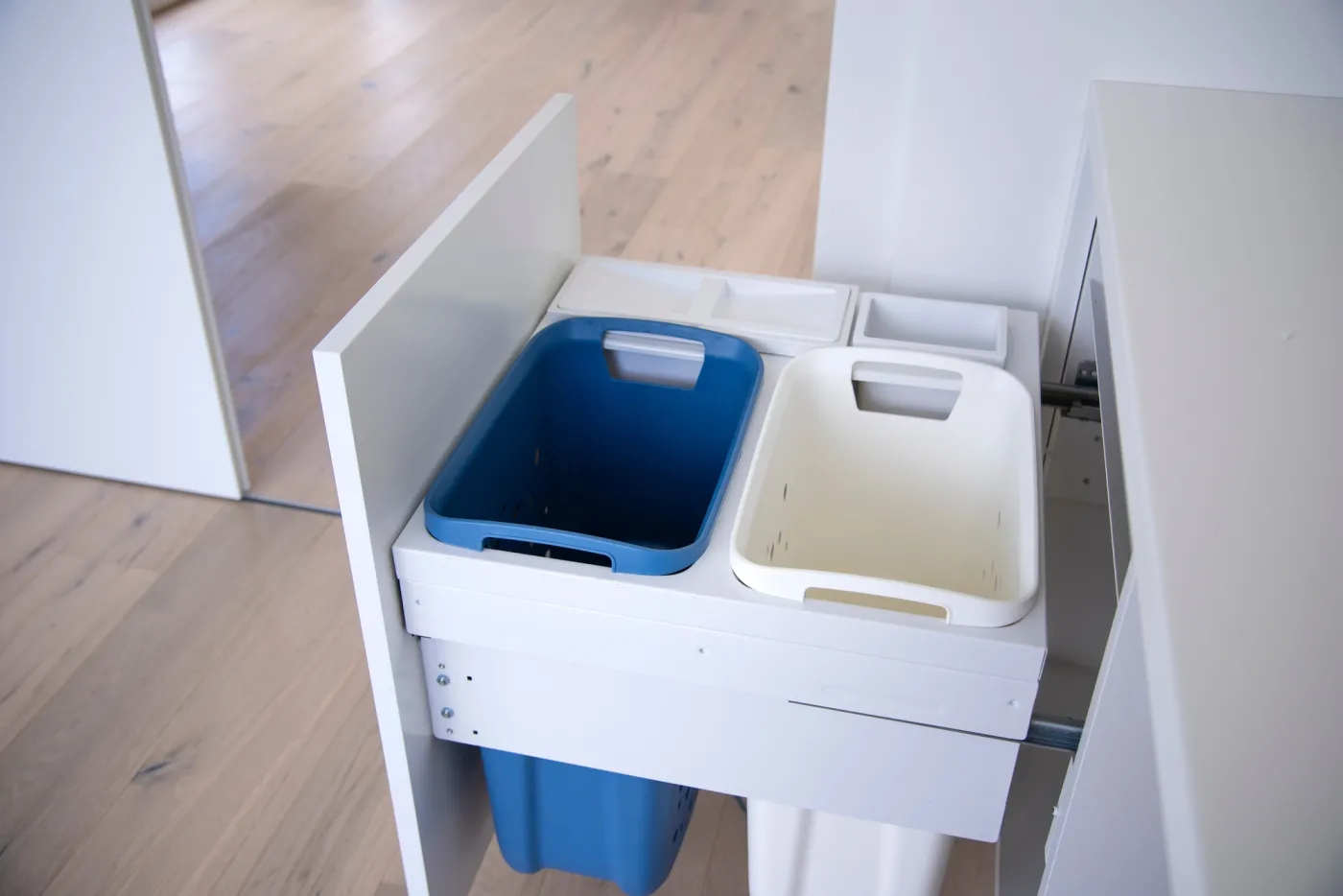 Nowy kolor pojemników na odpady (biały)? W niektórych gminach takie stoją. Jakie śmieci do nich wrzucamy?