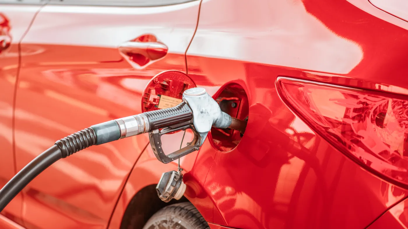 Benzyna + 8,09 zł, olej napędowy + 17,45 zł, LPG + 9,88 zł. Nowe, wyższe stawki opłaty paliwowej