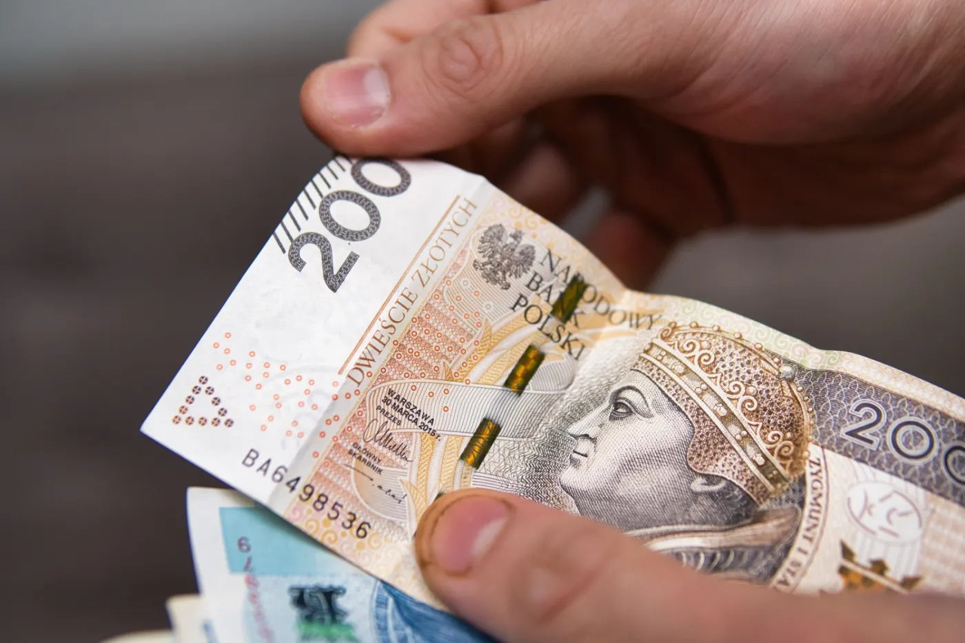 Przelew między małżonkami bez podatku? Skarbówka potwierdza ważną zasadę