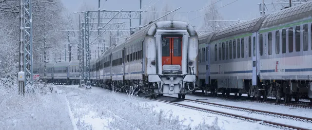 Paraliż na kolei. Wstrzymane pociągi i 455 minut opóźnienia. Kolejarze walczą z pogodą